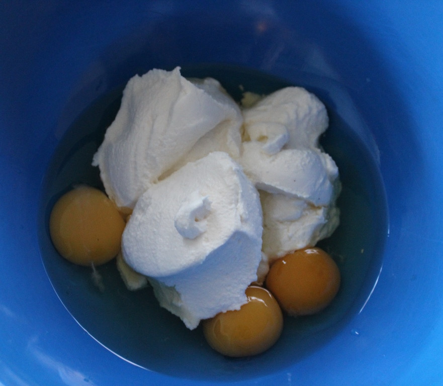 eggs, vanilla, and ricotta in a bowl