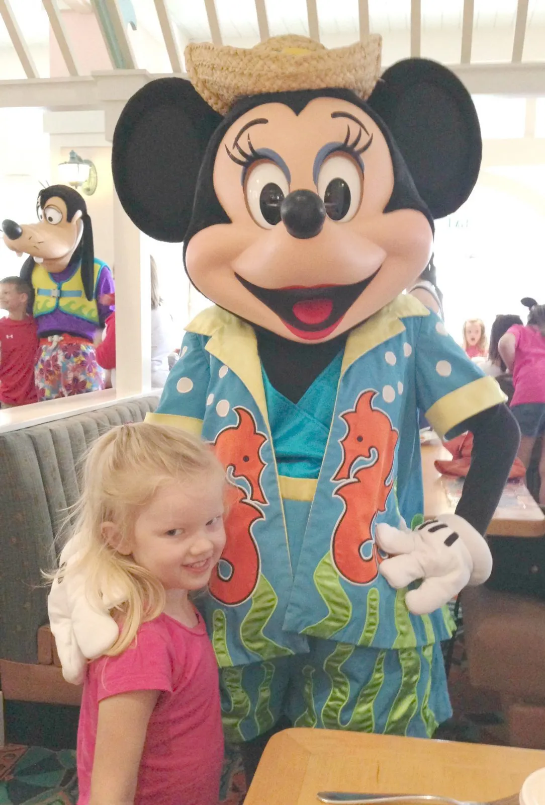 little girl meeting minnie mouse