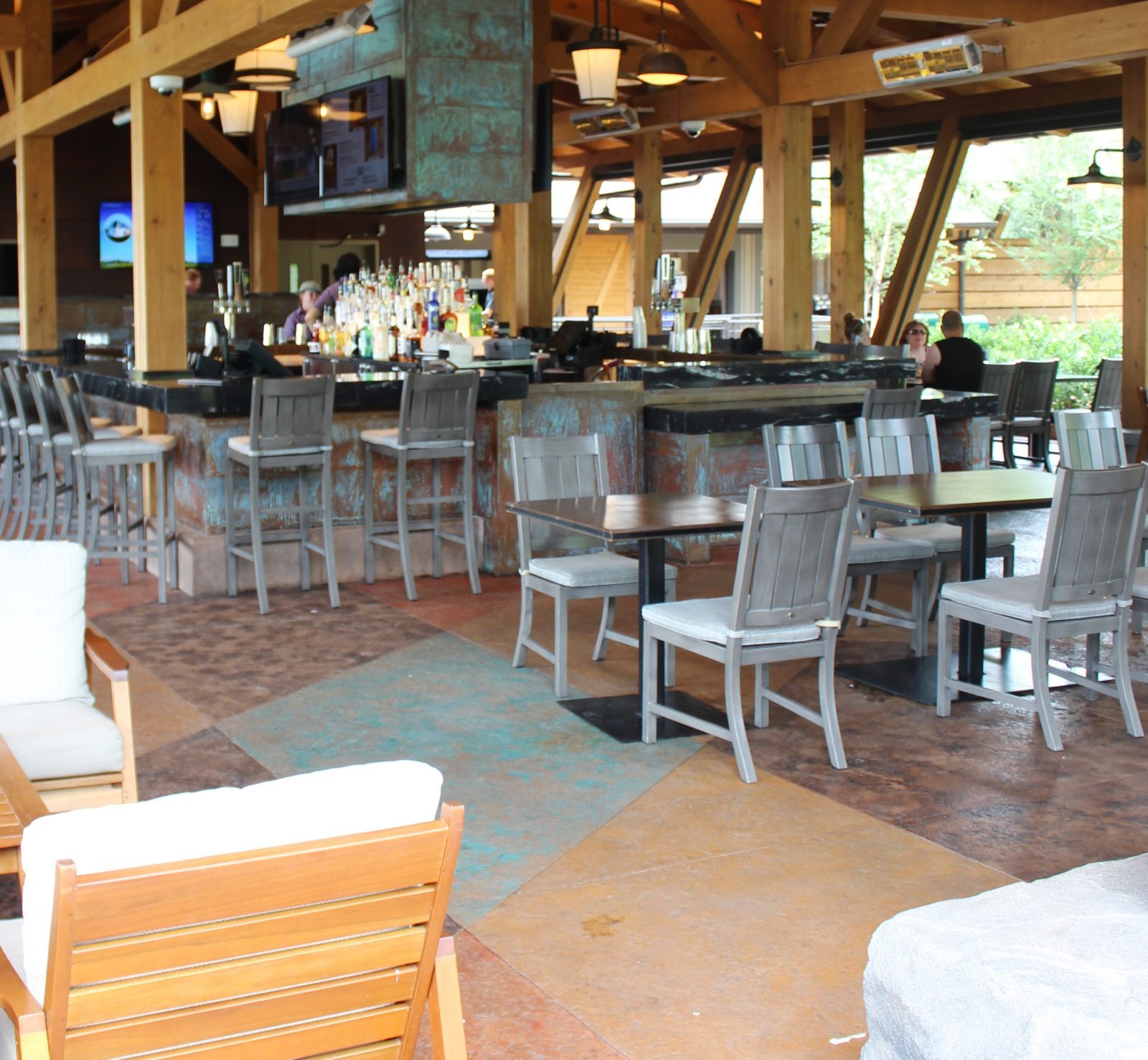 bar and dining area at geyser point