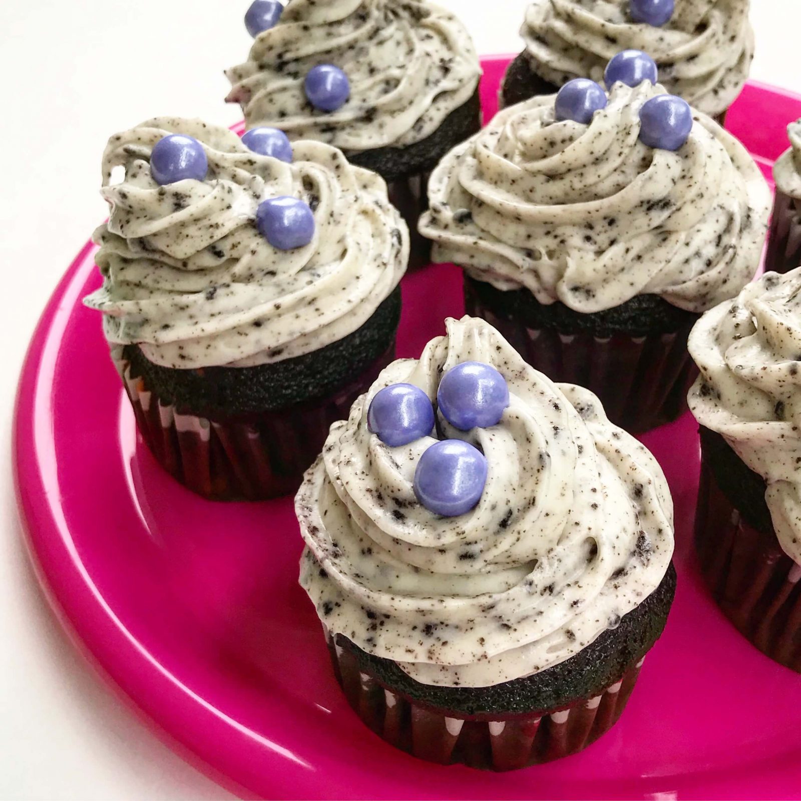 Cupcakes with cookies and cream frosting